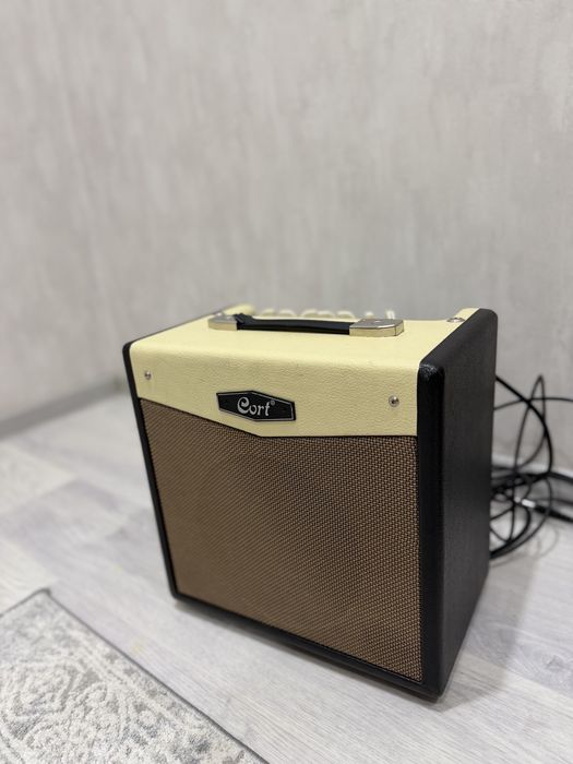 Электрогитара Stratocaster типа + комбоусилитель Cort