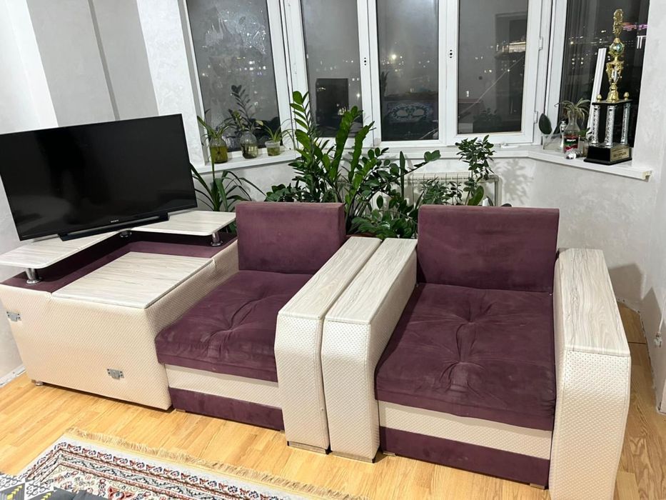 Продаю красный диван