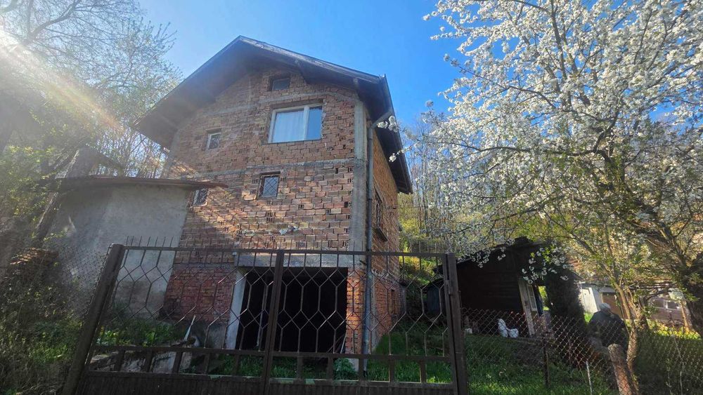 Къща срещу Сентръл парк Нови Хан