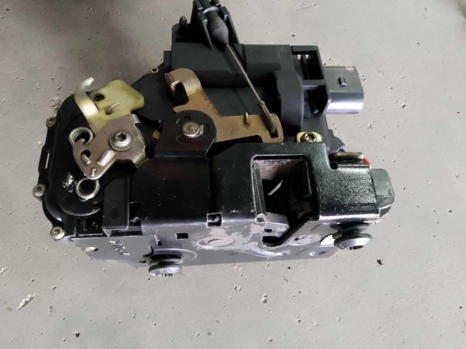 Предна лява и дясна брава Голф 4