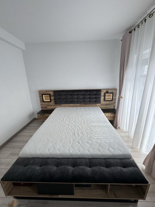 Pat 160x200 cu noptiere incluse și tăblie+canapea tapițate