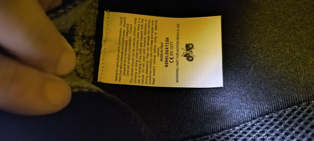 Vând cască testată pentru schi și snowboard