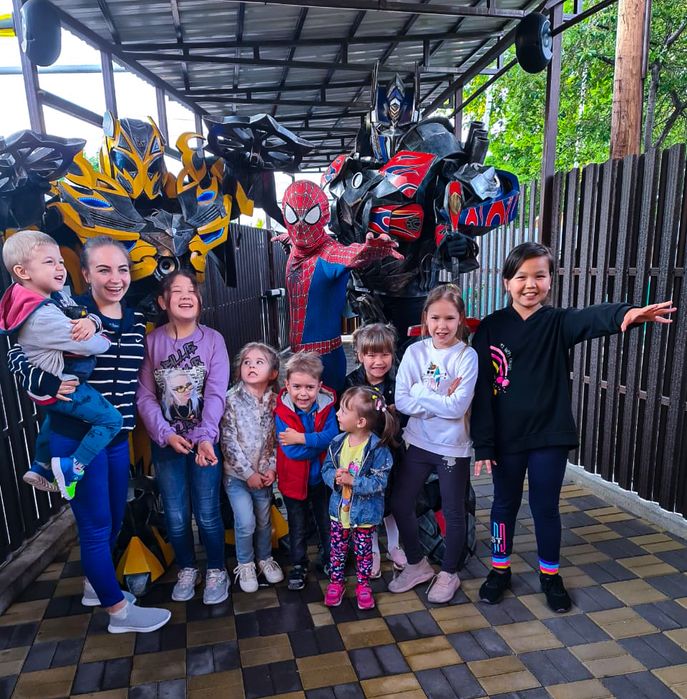 Аниматоры Алматы Роботы трансформеры Оптимус прайм и Бамблби