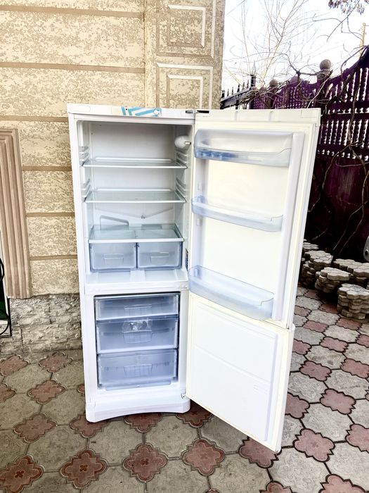 Продам холодильник Индезит рабочая 100%