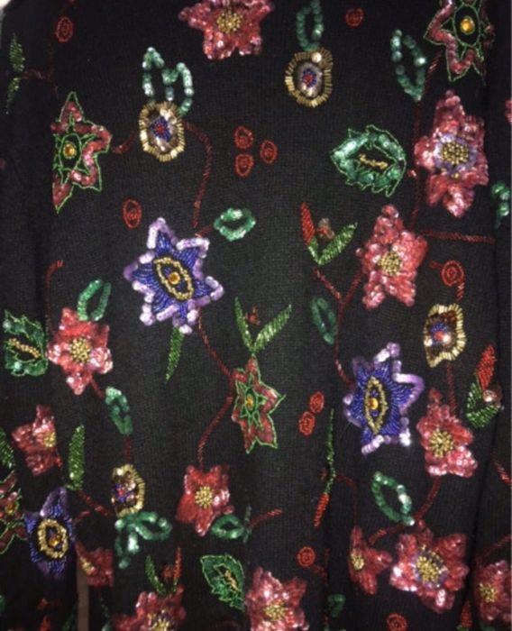 Pulover brodat cu paiete manual