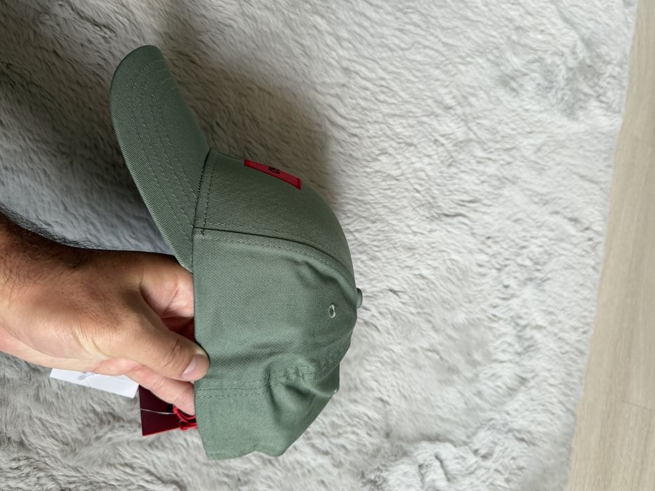Hugo sapca unisex culoare verde masliniu cu logo rosu marime universala noua originala