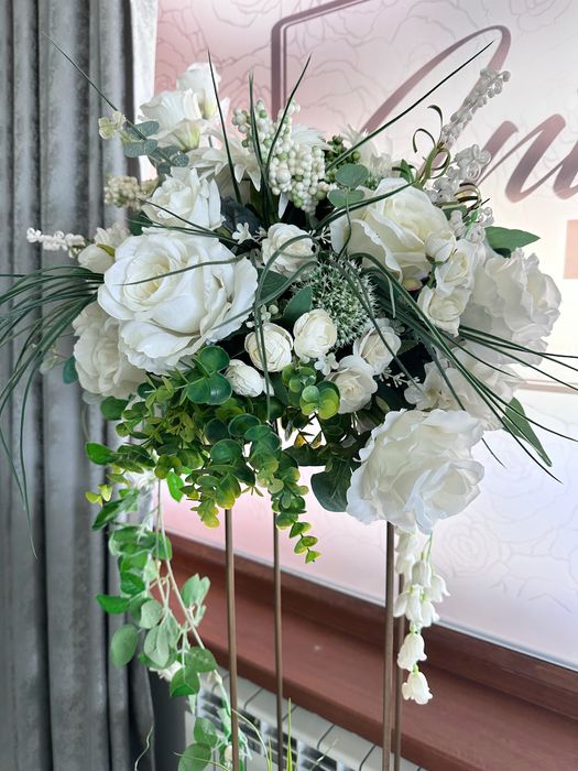 Vând aranjamente florale artificiale premium, ideale pentru mese de evenimente, nunți, botezuri sau decor locații.