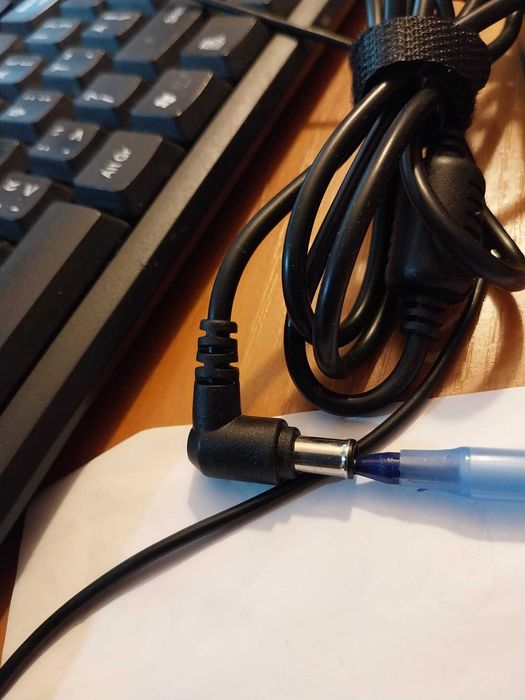 Încărcător nou pentru monitor sau laptop  ( Adaptor  )  19 V cu 1,58 A