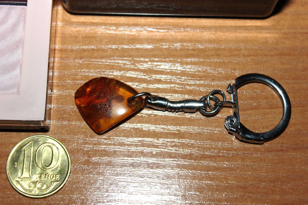 Брелок с янтарём