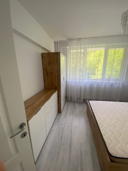Inchiriez apartament 2 camere - str. Bizusa, etaj intermediar