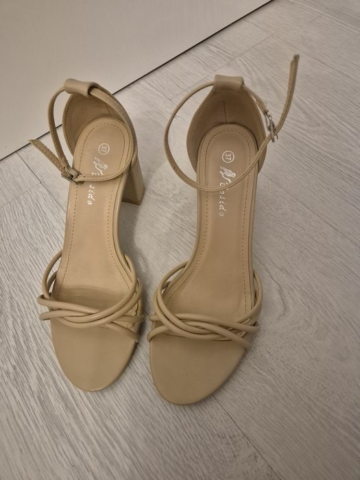 Sandale cu toc,mărimea 37