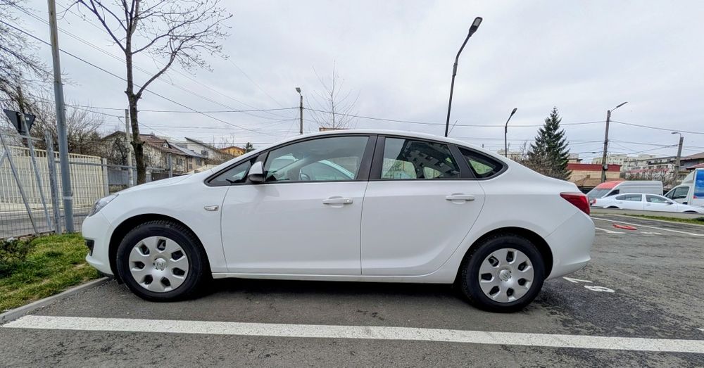 Opel Astra J Notchback,  1.7 CDTI, 110 CP,  2014