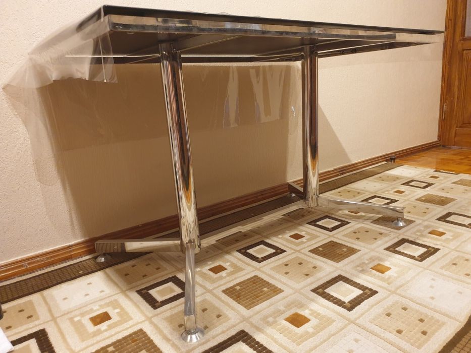 Продам стеклянный стол и четыре стула к нему!