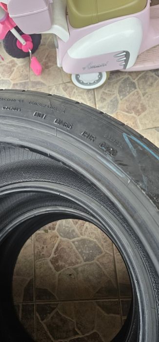 Anvelope Dunlop vara, au fost pe un F 10, inlocuite cu altele noi.