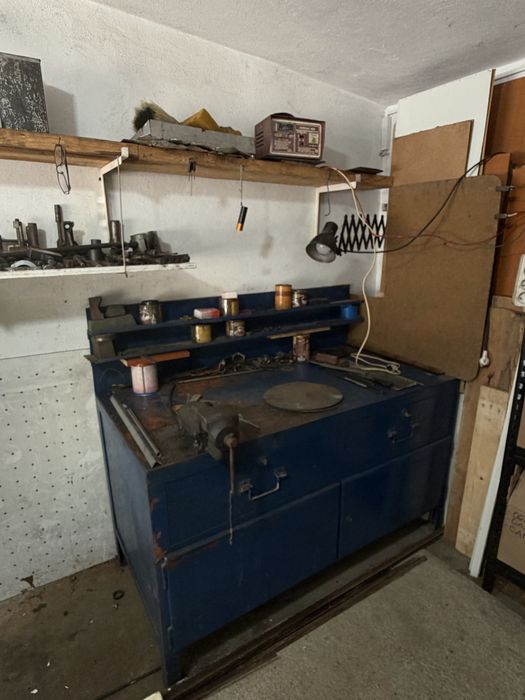 Vând menghina, dulap scule profesional, banc lucru mare si mini tocator cereale