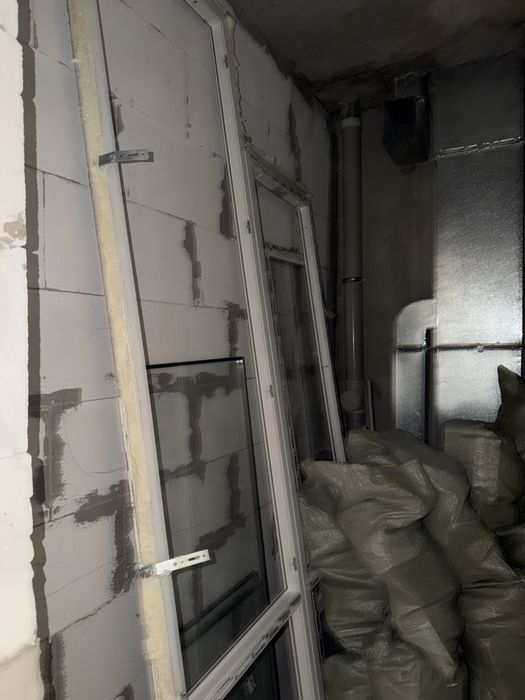 Продам балконную дверь в окном