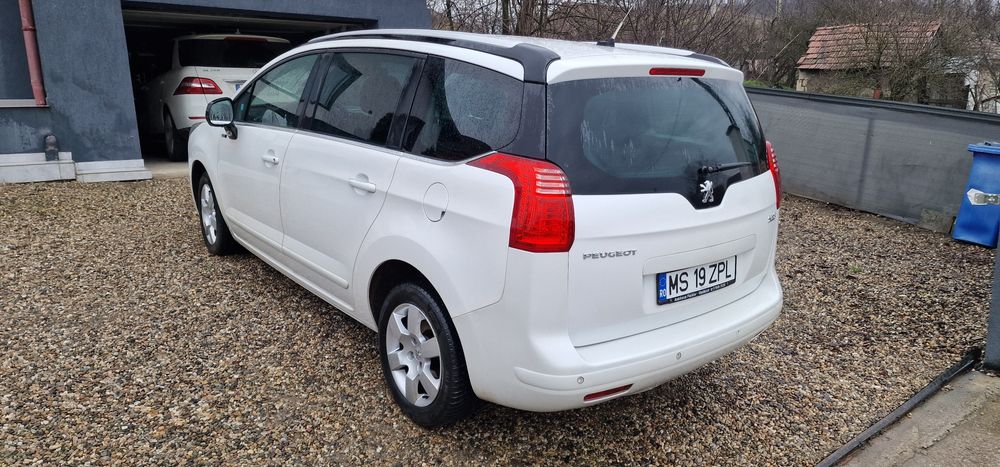 Peugeot 5008 ,an 2013,luna a12-a  motor 1,6 diesel,
