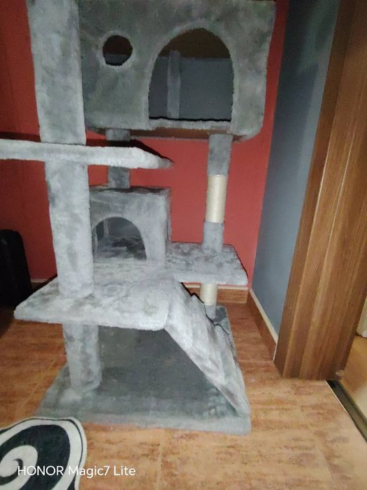 Модулна къща на три етажа за котка