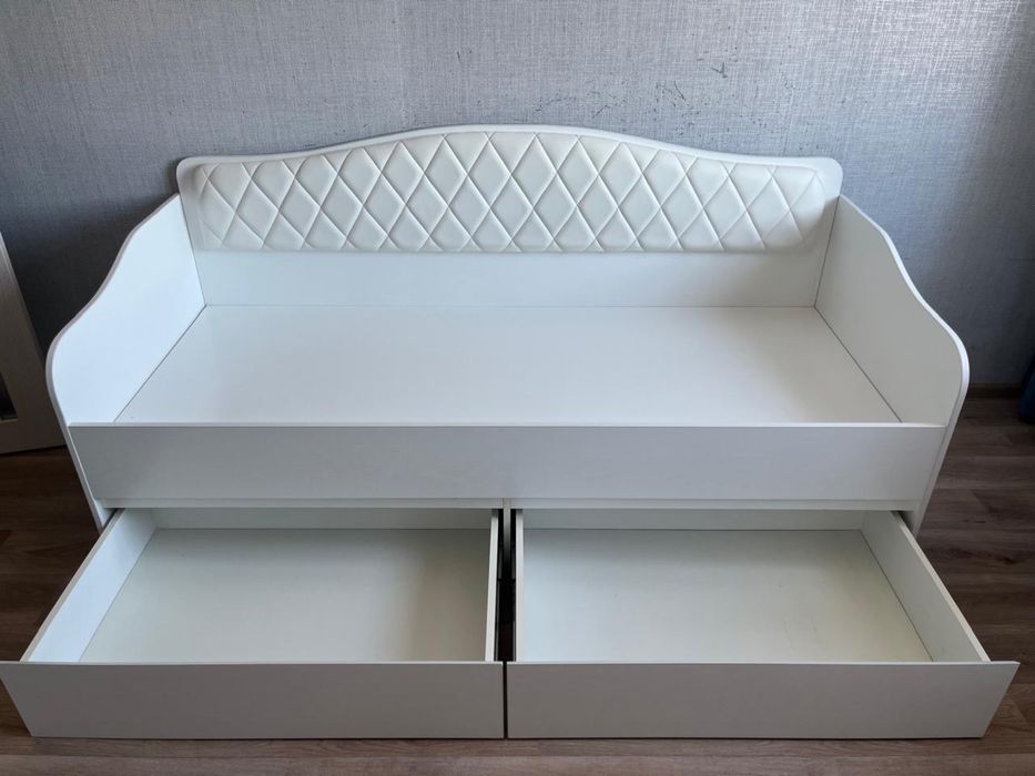 Кровать с матрасом