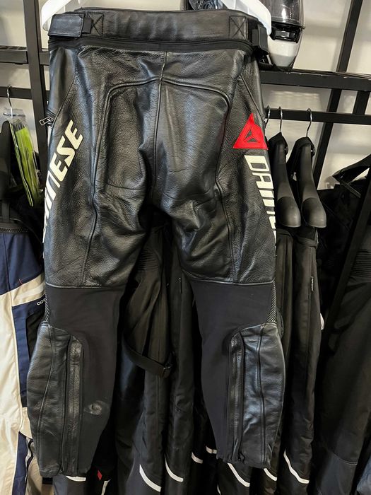 Кожен мото панталон DAINESE DELTA C4 ,протектори,оригинален,слайдери 54-L