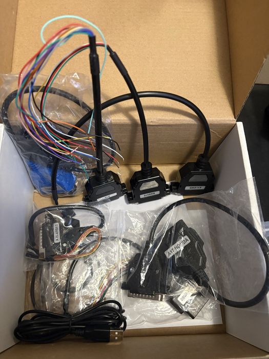 CARPROG 13.77 с пълен комплект адаптери чисто нов