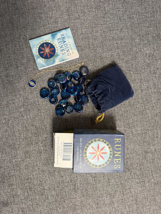 Комплект руни с книжка + подарък бижута