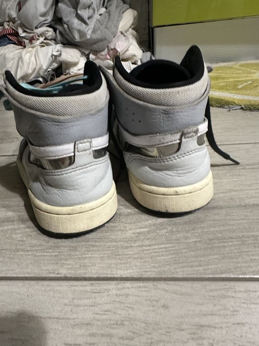 Adidasi Nike.