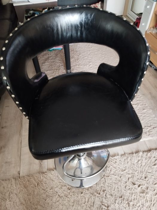 Продавам бар стол