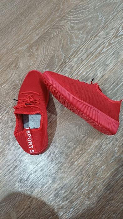 Продам кеды и шлепки