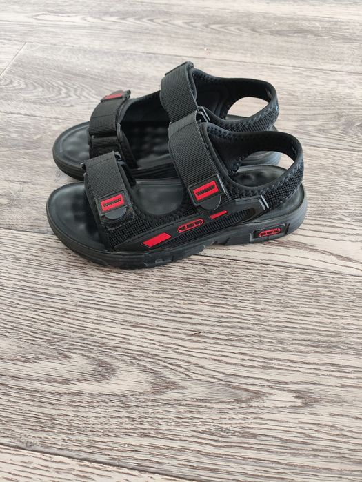 Продам сандали на мальчика