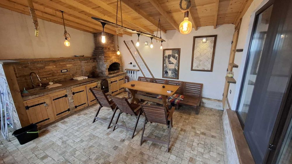 Apart 3 cam. curte proprie, mobilat și utilat. Foișor, loc de parcare.