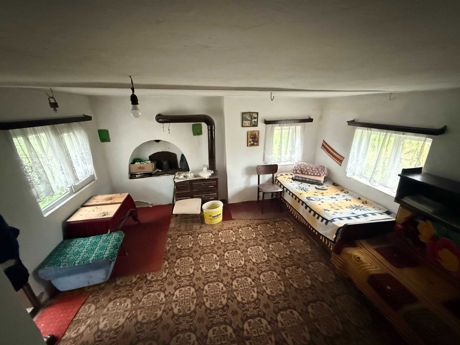 Къща с двор в с.Здравец