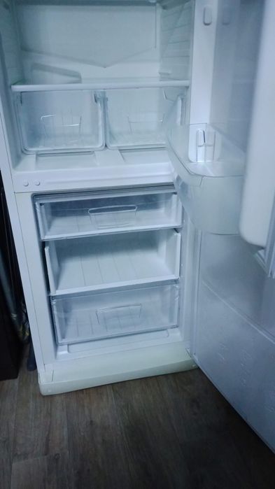 Холодильник Indesit.