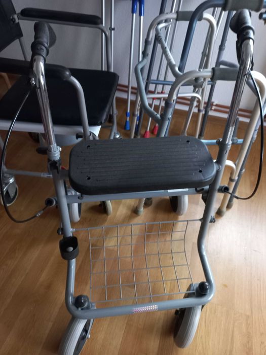 wc cu roti, cadru de mers cu roti si frana,fotoliu rulant,carje, carut