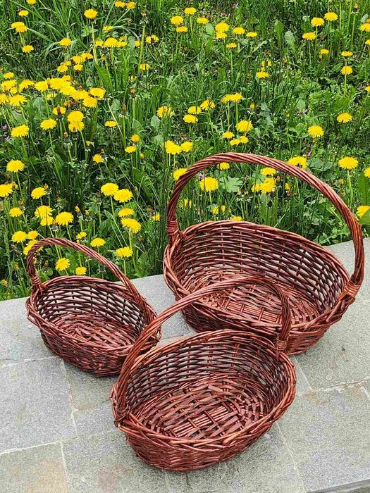 Овални бели и кафяви плетени кошници