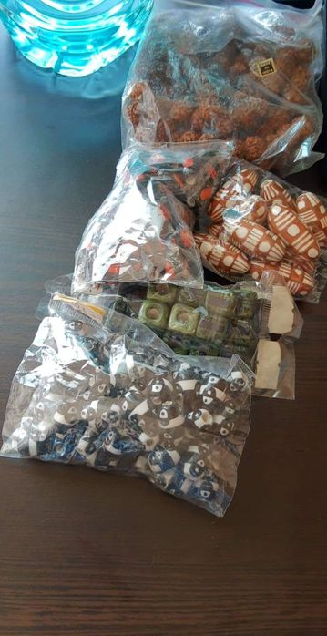 Продавам мъниста за изработване на гривни и герданчета.