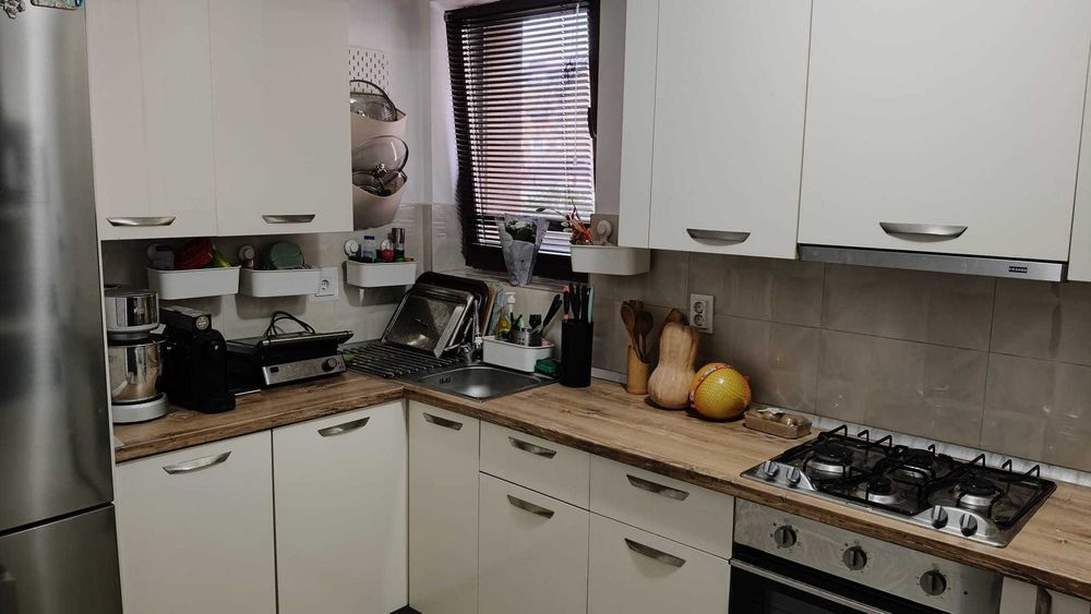 Apartament 2 camere cu parcare proprie si curte privata a blocului