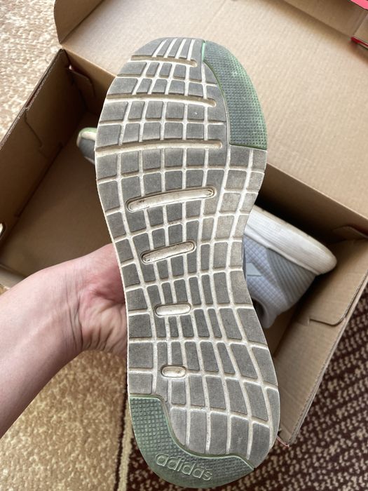 Продам женские кроссовки