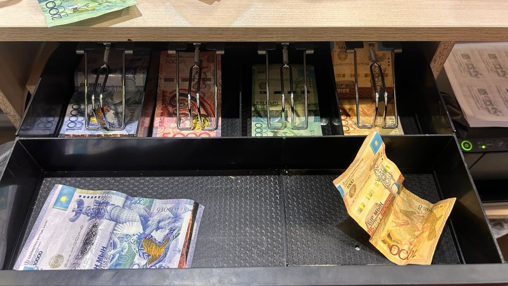 Сейф и стол для магазина