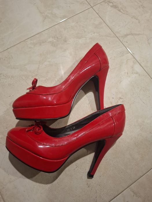 Обувки с камъни и червени лачени