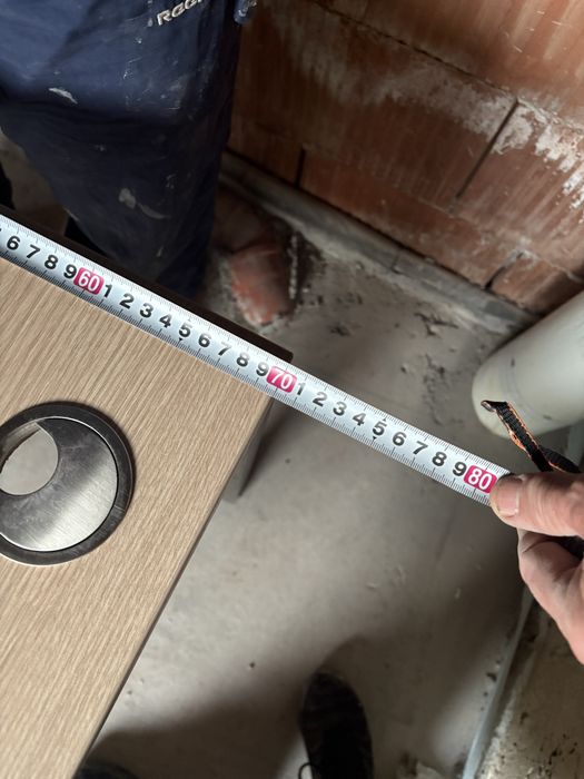 Модерно офис бюро с дървесен плот и метална конструкция