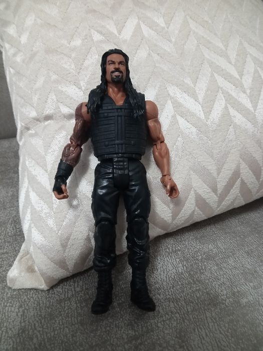 Фигурка романа рейнса