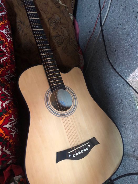 Agustik gitara yangi