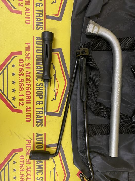 Cric auto OEM kit original Audi A3 cu coarba manivela husa