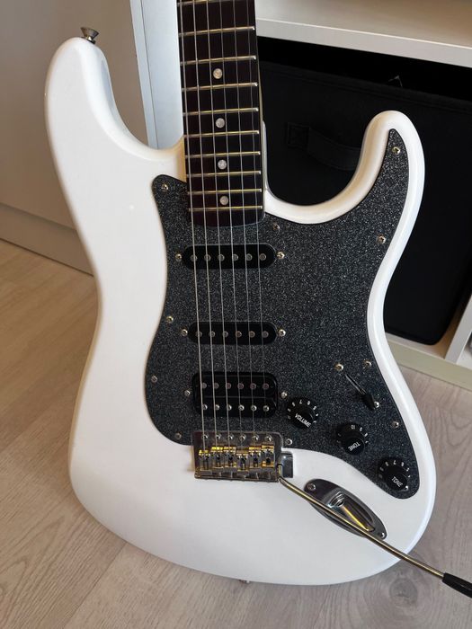 Продам электро гитару Fender Squier