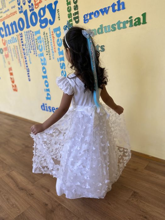 Нарядное белое бальное платье