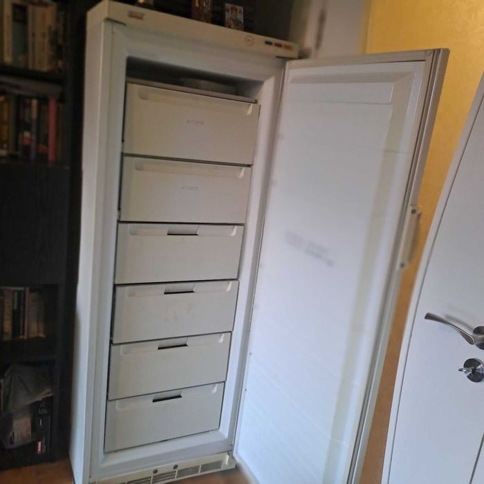 Продавам фризер Зануси. Много запазен.