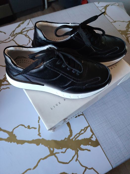 Продам не дорого женские кросовки