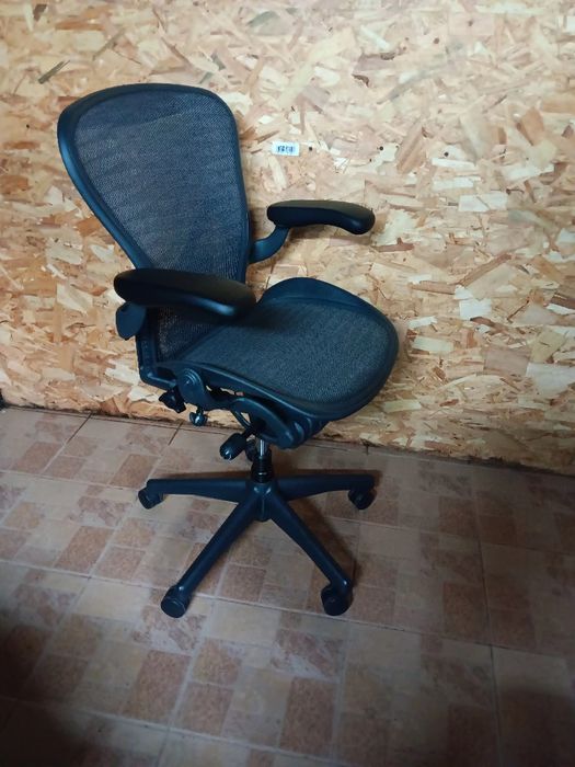 Scaun ergonomic Herman Miller clasic mărimea B .