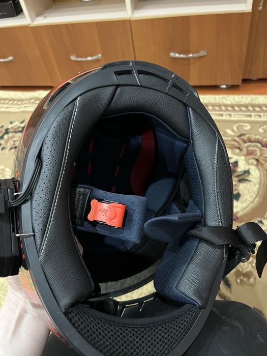 Классный черный шлем